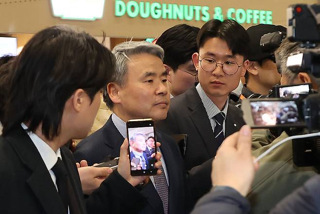 해병대 채 아무개 상병 순직 사건 외압 의혹으로 수사받는 이종섭 주호주 대사가 21일 오전 귀국한 뒤 인천국제공항 제1 터미널에서 차량으로 이동하고 있다. 공동취재사진