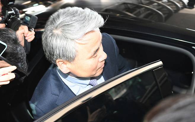 해병대 채 아무개 상병 순직 사건 외압 의혹으로 수사받는 이종섭 주호주 대사가 21일 인천 영종도 인천국제공항을 통해 귀국해 차량에 탑승하고 있다. 공동취재사진