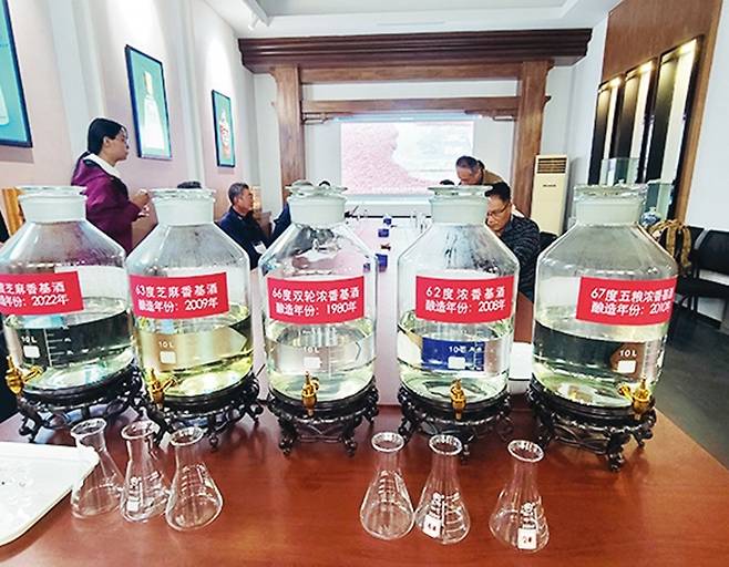 치민쓰 주창 시음회. 완제품의 기본이 되는 원주를 중국 주창에서는 기주(基酒)라고 하는데 시음장에서는 62도에서 최고 72도까지 5종의 기주를 맛볼 수 있었다.