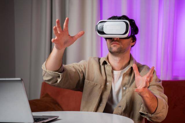 가상현실(VR) 기기를 사용하고 있는 남성. 게티이미지뱅크