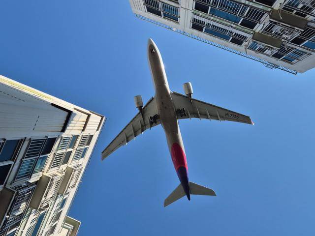 10일 비행기 한 대가 서울 양천구 신월동의 한 아파트 위를 지나 김포공항으로 가고 있다. 권정현 기자