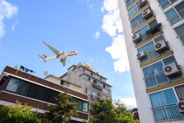 김포공항에 이착륙하는 항공기가 서울 양천구 주택가 상공을 지나고 있다. 양천구 제공
