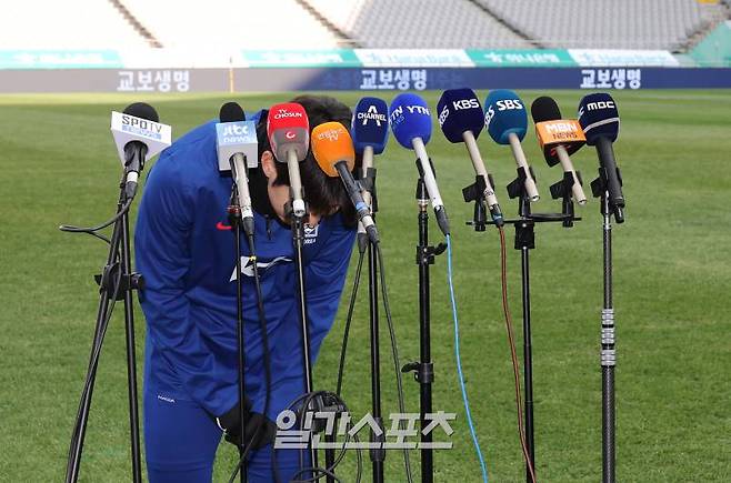 2026 북중미 월드컵 아시아지역 2차 예선 태국과의 2연전을 앞둔 대한민국 축구대표팀이 20일 오후 서울 마포구 서울월드컵경기장에서 공식 훈련을 가졌다. 훈련을 시작하며 논란을 빚었던 이강인이 취재진 앞에서 심경을 밝힌 후 고개 숙여 인사하고 있다. 상암=김민규 기자 mgkim1@edaily.co.kr /2024.03.20/