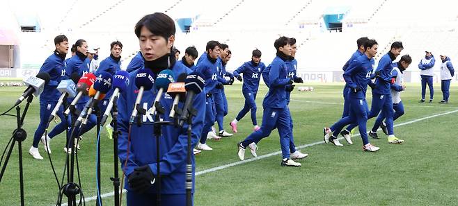 <yonhap photo-3474=""> 이강인 사과, 축구대표팀은 훈련 (서울=연합뉴스) 김인철 기자 = 지난 아시안컵 기간 주장 손흥민과 물리적 충돌로 '하극상' 논란을 일으켰던 이강인이 20일 서울월드컵경기장에서 태국과 2026 FIFA 북중미 월드컵 2차 예선 경기를 앞두고 열린 훈련에 앞서 심경을 밝히고 있다. 그 뒤로 손흥민을 비롯한 대표팀 선수들이 러닝으로 몸을 풀고 있다. 2024.3.20 yatoya@yna.co.kr/2024-03-20 16:49:08/ <저작권자 ⓒ 1980-2024 ㈜연합뉴스. 무단 전재 재배포 금지, AI 학습 및 활용 금지></yonhap>