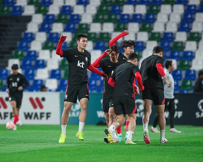 21일 WAFF U-23 챔피언십 태국전을 앞두고 몸을 풀고 있는 U-23 대표팀 선수들. 사진=WAFF