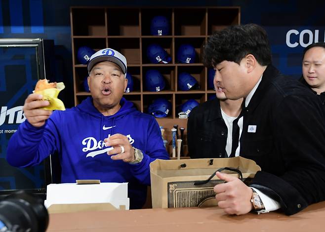 한국에서 사상 최초로 열리는 미국프로야구 메이저리그(MLB) 정규시즌 개막전인 LA다저스와 샌디에이고 파드리스경기가 20일 오후 서울 고척스카이돔에서 열렸다. 경기전 LA 로버츠 감독이 더그아웃을 방문한 류현진이 선물한 빵을 맛있게 먹고 있다. 고척돔=정시종 기자&nbsp;
