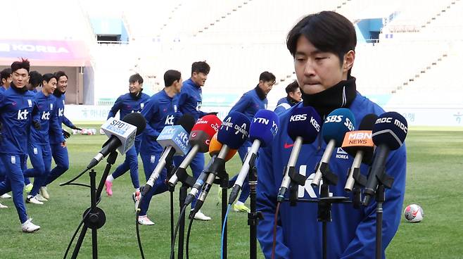 <yonhap photo-3620=""> 사과하는 이강인, 훈련하는 축구대표팀 (서울=연합뉴스) 김인철 기자 = 지난 아시안컵 기간 주장 손흥민과 물리적 충돌로 '하극상' 논란을 일으켰던 이강인이 20일 서울월드컵경기장에서 태국과 2026 FIFA 북중미 월드컵 2차 예선 경기를 앞두고 열린 훈련에 앞서 심경을 밝히고 있다. 그 뒤로 손흥민을 비롯한 대표팀 선수들이 러닝으로 몸을 풀고 있다. 2024.3.20 yatoya@yna.co.kr/2024-03-20 17:23:52/ <저작권자 ⓒ 1980-2024 ㈜연합뉴스. 무단 전재 재배포 금지, AI 학습 및 활용 금지></yonhap>