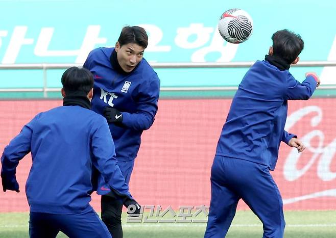 2026 북중미 월드컵 아시아지역 2차 예선 태국과의 2연전을 앞둔 대한민국 축구대표팀이 20일 오후 서울 마포구 서울월드컵경기장에서 공식 훈련을 가졌다. 훈련 중 주민규가 공중볼을 다루고 있다. 상암=김민규 기자 mgkim1@edaily.co.kr /2024.03.20/