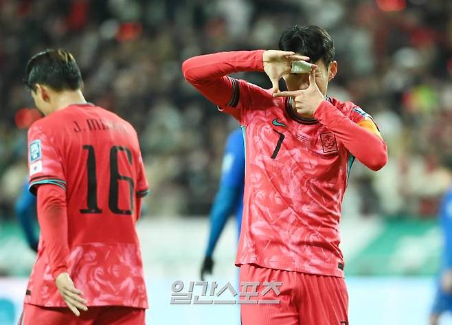 손흥민이 21일 오후 서울 마포구 서울월드컵경기장에서 진행된 대한민국과 태국의 2026 북중미 월드컵 아시아지역 2차 예선에서 전반 선제골을 넣고 찰칵 세리머니를 하고 있다. 상암=김민규 기자 mgkim1@edaily.co.kr /2024.03.21/