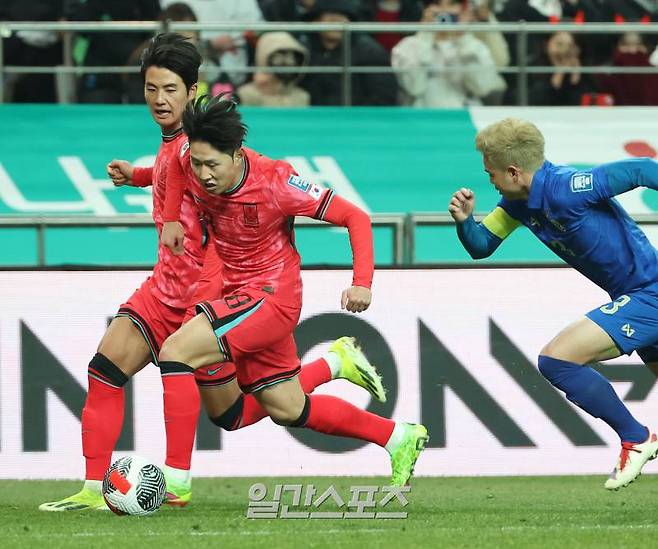 이강인이 21일 오후 서울 마포구 서울월드컵경기장에서 진행된 대한민국과 태국의 2026 북중미 월드컵 아시아지역 2차 예선에서 후반 상대 측면을 돌파하고 있다. 상암=김민규 기자 mgkim1@edaily.co.kr /2024.03.21/