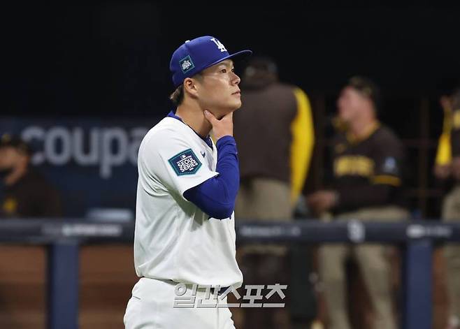 21일 오후 서울 고척스카이돔에서 열린 미국프로야구 메이저리그(MLB) 정규시즌 샌디에이고 파드리스와 LA 다저스 경기. LA 선발 야마모토가 1회 연속안타를 맞고 아쉬워 하고있다. 고척돔=정시종 기자 capa@edaily.co.kr /2024.03.21.