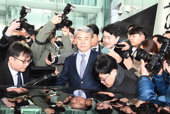 이종섭 주호주대사가 21일 인천국제공항을 통해 귀국한 후 차량에 오르고 있다. 김현동 기자