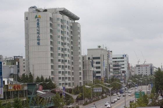 아파트의 편리함과 다양한 편의 지원시설을 갖춘 서울 강서구의 한 도심형 실버타운. 서울시니어스타워.