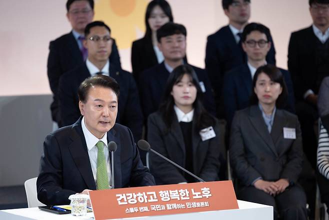 윤석열 대통령이 21일 강원 원주 건강보험심사평가원에서 열린 ‘국민과 함께하는 민생토론회-스물두 번째, 건강하고 행복한 노후’에 참석해 발언하고 있다. 대통령실 제공