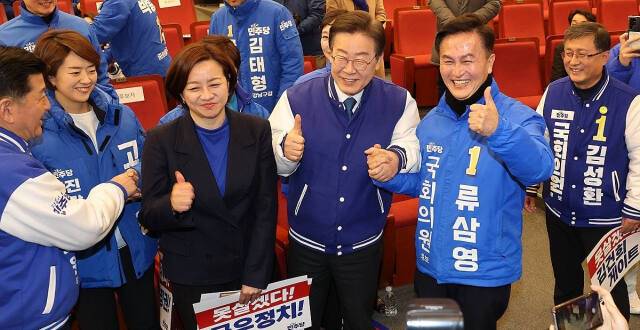 20일 국회에서 열린 더불어민주당 서울시당 선거대책위원회 출범식에서 이재명 대표가 류삼영, 조수진 후보 등과 기념촬영을 하고 있다. 연합뉴스