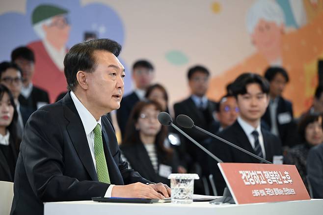 윤석열 대통령이 21일 강원 원주 건강보험심사평가원에서 열린 ‘국민과 함께하는 민생토론회-스물두 번째, 건강하고 행복한 노후’에 참석해 발언하고 있다. [이승환 기자]