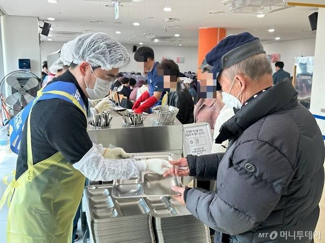 공영운 더불어민주당 후보(왼쪽)가 지난 14일 화성시동탄노인복지관 경로식당에서 봉사활동을 하는 모습 /사진=김도현 기자