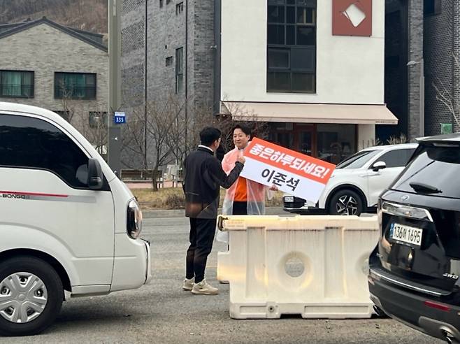 이준석 개혁신당 대표가 19일 동탄IC 진출로 병목지점에서 출근인사 도중 차량에서 내린 한 주민과 대화를 나누고 있다. /사진=박소연 기자