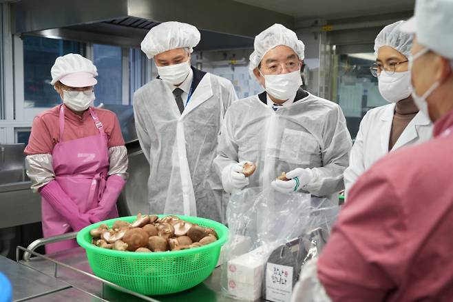 하윤수 부산교육감(왼쪽 세번째)이 21일 반여고 학교급식 현장을 점검하고 있다./사진=부산교육청