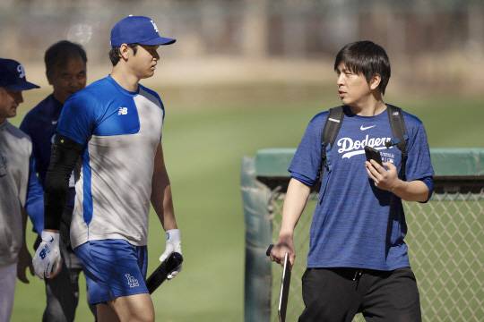 미즈하라 잇페이(오른쪽)과 오타니 쇼헤이. AP뉴시스