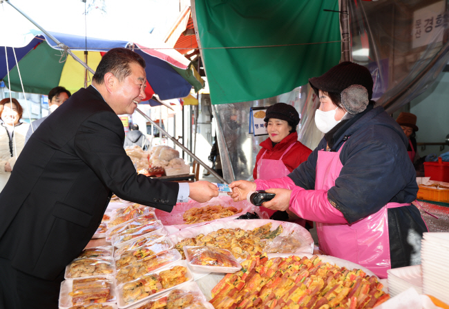 지난 2월 김경일 파주시장이 설맞이 민생현장 전통시장을 방문해 상인들과 이야기를 나누고 있다.  파주시청 제공