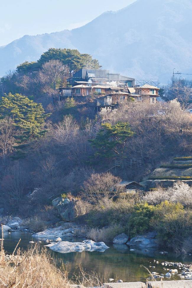 화개천 변의 차밭에 딸린 운치 있는 숙소.