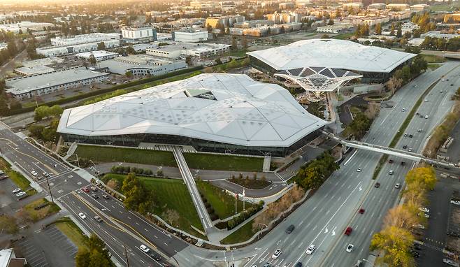 미국 캘리포니아주 산타클라라의 엔비디아 본사 전경. 왼쪽이 ‘엔데버’, 오른쪽이 ‘보이저’다. 가운데 하얀색 구조물은 두 건물을 잇는 다리이자 그늘 역할을 한다. 여러 개의 삼각형을 이어 붙인 디자인이 인상적이다. [엔비디아 제공]