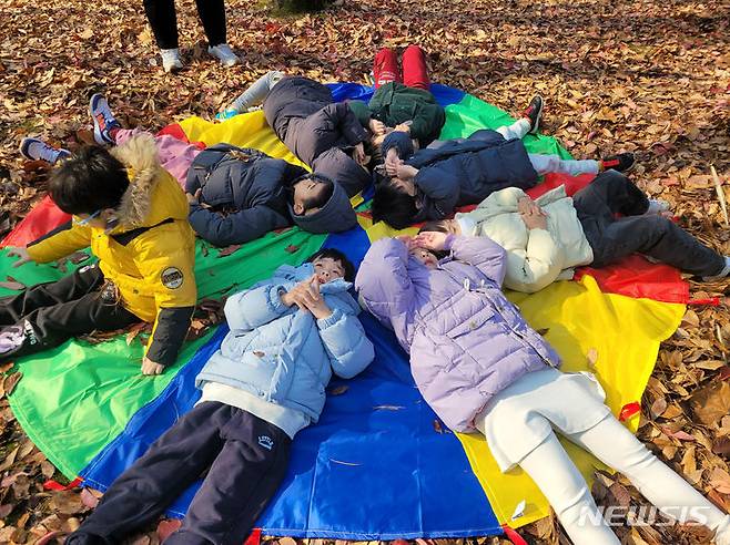 [성남=뉴시스] 성남지역 유치원생들이 수내습지생태원에서 체험놀이를 하고 있다. (사진=성남시 제공) 2024.03.21. photo@newsis.com