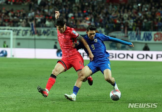 [서울=뉴시스] 고승민 기자 = 21일 서울월드컵경기장에서 열린 2026 FIFA 북중미 월드컵 아시아 2차 예선 대한민국과 태국의 경기, 한국 김민재가 밀착 수비를 하고 있다. 2024.03.21. kkssmm99@newsis.com