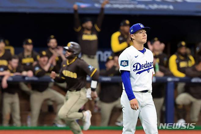 [서울=뉴시스] 김선웅 기자 = 21일 서울 구로구 고척스카이돔에서 열린 2024 미국 메이저리그(MLB) 월드투어 서울시리즈 공식 개막전 샌디에이고 파드리스와 LA 다저스의 2차전 경기, LA 다저스 선발투수 야마모토 요시노부가 샌디에이고 웨이드에게 적시타를 맞은 다저스 선발 야마모토 요시노부가 아쉬워하고 있다. (공동취재) 2024.03.21. photo@newsis.com