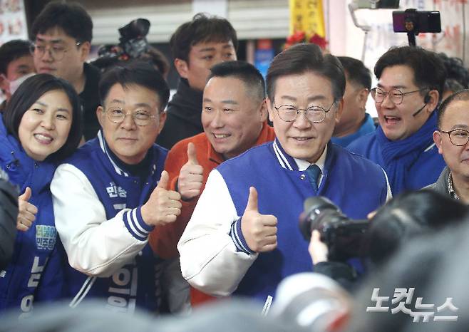 더불어민주당 이재명 대표가 20일 인천시 미추홀구 신기시장을 방문해 제22대 총선 인천 동구미추홀갑 허종식, 동구미추홀을 남영희,인천 연수갑 박찬대 후보와 함께 시민들에게 인사하고 있다. 윤창원 기자