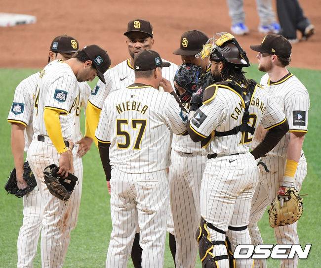 [OSEN=고척돔, 지형준 기자] 20일 오후 서울 고척스카이돔에서&nbsp;‘MLB 월드투어 서울 시리즈’&nbsp;LA 다저스와 샌디에이고 파드리스의 경기가 열렸다. 8회초 마운드를 방문한 샌디에이고 파드리스 니에블라 코치가 선수들과 이야기를 나누고 있다. 2024.03.20 /jpnews@osen.co.kr