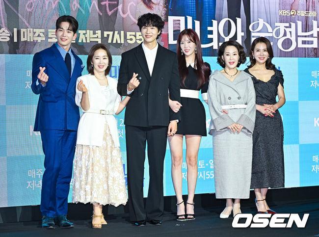 [OSEN=박준형 기자] 21일 오후 서울 상암동 스탠포드 호텔에서 KBS 2TV 새 주말드라마 ‘미녀와 순정남’(극본 김사경, 연출 홍석구, 제작 래몽래인) 제작발표회가 진행됐다.‘미녀와 순정남’은 하루아침에 밑바닥으로 추락하게 된 톱배우와 그녀를 사랑해 다시 일으켜 세우는 초짜 드라마 PD의 산전수전 공중전 인생 역전을 그린 파란만장한 로맨스 성장드라마다.  주말드라마 ‘미녀와 순정남’은 오는 23일 저녁 7시 55분 첫 방송된다배우 고윤(왼쪽부터)과 윤유선, 지현우, 임수향, 차화연, 이일화가 포즈를 취하고 있다. 2024.03.21 / soul1014@osen.co.kr