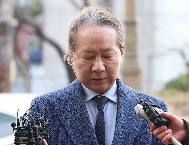 대한의사협회 비상대책위원회 주수호 언론홍보위원장이 20일 오전 의료법 위반 등 혐의 관련 조사를 받기 위해 서울경찰청 공공범죄수사대로 들어서며 취재진 질문을 듣고 있다. 연합뉴스