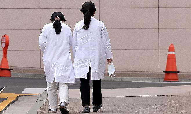 정부의 전국 의과대학별 정원 배정 결과 공개를 앞둔 지난 20일 서울의 한 대학병원에서 의료진이 분주하게 움직이고 있다. 뉴스1