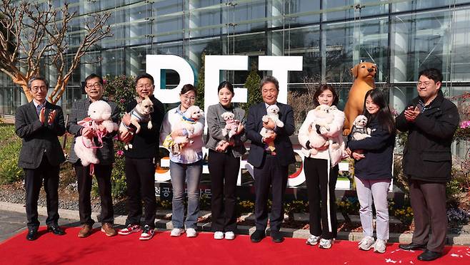21일 인천국제공항 제1여객터미널에서 열린 애견편의시설 '펫가든' 및 '호텔링 카운터' 오픈 기념행사에서 이학재 인천국제공항공사 사장(오른쪽 네번째)이 펫가든 제막식을 마치고 참석자들과 기념촬영을 하고 있다.
