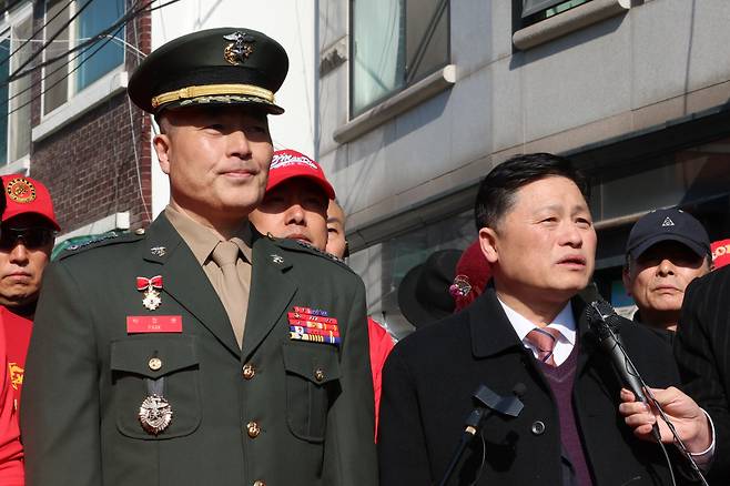 해병대 채상병 순직사건 수사 이첩 관련 항명 및 상관명예훼손 혐의로 기소된 박정훈 전 수사단장(대령)이 3월21일 오전 3차 공판이 열리는 서울 용산구 중앙지역군사법원 앞에서 이준석 개혁신당 대표, 해병대 예비역들과 함께 기자회견을 하고 있다. ⓒ 연합뉴스