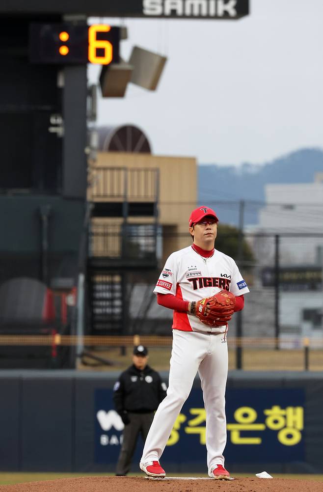 18일 광주기아챔피언스필드에서 열린 프로야구 삼성 라이온즈와 KIA 타이거즈의 시범경기. 피치 클록이 시범 운영되고 있다. 연합뉴스