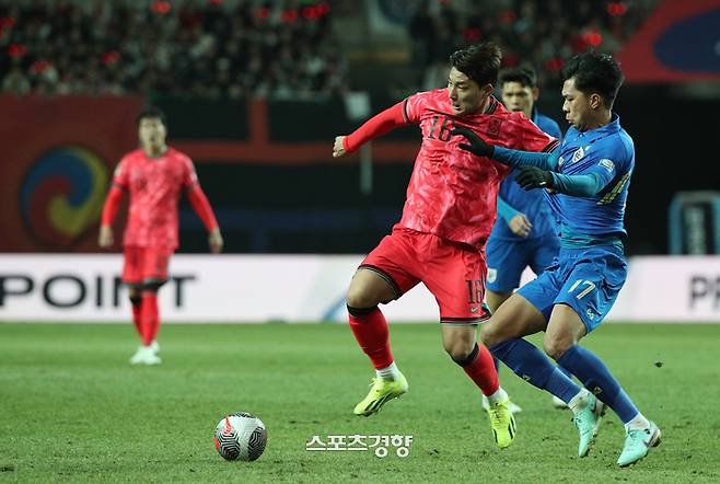 한국 축구국가대표 주민규가 20일 서울 마포구 서울월드컵경기장에서 열린 2026 FIFA 북중미 월드컵 2차 예선 태국전에서 드리블을  하고 있다. 2024.3.21 권도현 기자