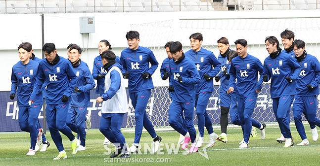 한국 축구 국가대표팀이 20일 오후 서울월드컵경기장에서 2026 FIFA 북중미 월드컵 2차예선 태국전을 대비해 훈련을 펼쳤다. 선수들이 러닝 훈련을 하고 있다. /상암=김진경 기자