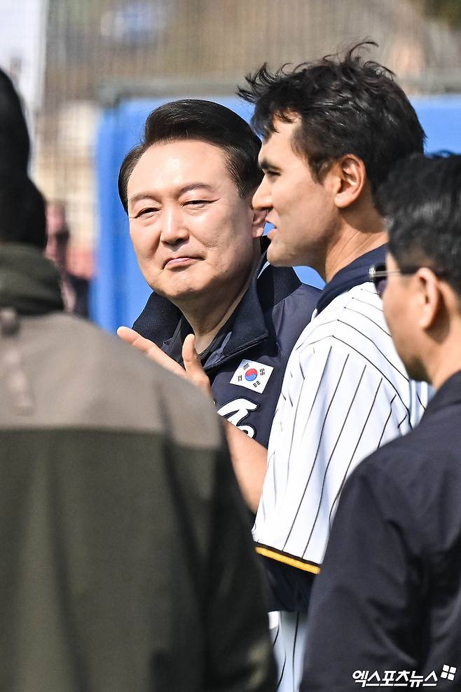지난 3월 16일 용산 어린이정원에서 진행된 샌디에이고 파드리스의 유소년 야구 클리닉에서 윤석열 대통령과 만난 박찬호. 사진 엑스포츠뉴스 DB