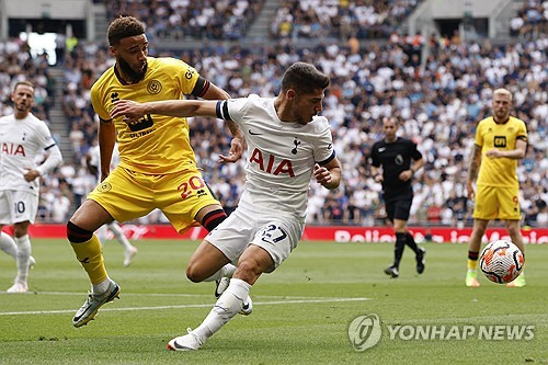 토트넘 홋스퍼는 이스라엘 윙어 마노르 솔로몬이 오른쪽 무릎 반월판을 또 수술했다고 발표했다. 지난해 여름 FA로 영입된 솔로몬은 2023년 10월 수술을 받아 전반기 아웃 판정을 받았는데 복귀를 앞두고 같은 부위에 또 수술을 받으면서 사실상 시즌 아웃 판정을 받았다. 솔로몬은 올시즌 토트넘에서 6경기에 나와 도움 2개를 올렸는데 모두 클럽 주장 손흥민의 시즌 1호골과 2호골을 도우면서 올린 공격포인트이다. 연합뉴스