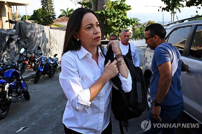 당사 들어서는 마리아 코리아 마차도 (카라카스 AFP=연합뉴스) 베네수엘라 야권 대선후보로 선출됐던 마리아 코리나 마차도가 20일(현지시간) 카라카스에 있는 벤테 베네수엘라 당사로 향하고 있다. 2024.3.21