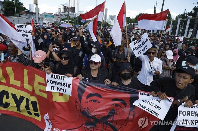 인도네시아 반정부 시위 지난 19일(현지시간) 인도네시아 자카르타 국회 앞에서 시민들이 부정 선거 의혹을 제기하며 조코 위도도 대통령의 탄핵을 요구하는 시위를 벌이고 있다. 
[EPA 연합뉴스 자료사진. 재판매 및 DB 금지]