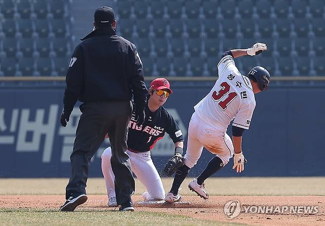 정수빈 '도루야' (서울=연합뉴스) 김성민 기자 = 14일 오후 서울 잠실야구장에서 열린 2024 KBO 프로야구 KIA 타이거즈와 두산 베어스의 시범 경기. 1회초 2사 1루 두산 정수빈이 2루 도루를 시도하고 있다. 결과는 성공. 2024.3.14 ksm7976@yna.co.kr