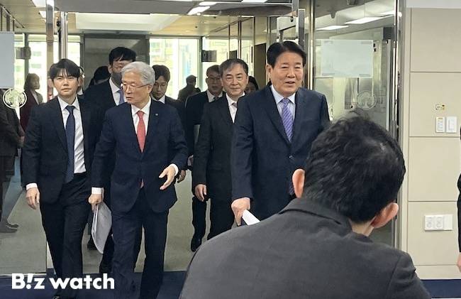 이정희 유한양행 의장(오른쪽)과 조욱제 대표이사가 15일 서울 동작구 유한양행 본사에서 열린 제101기 정기주주총회장에 입장하는 모습. /사진=김윤화 기자 kyh94@