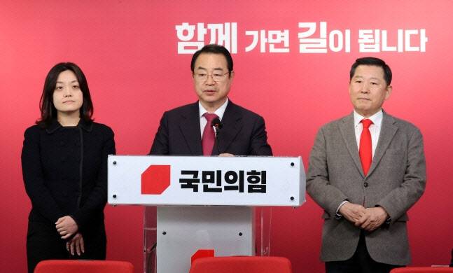 정영환(가운데) 국민의힘 공천관리위원장. (사진=뉴시스)