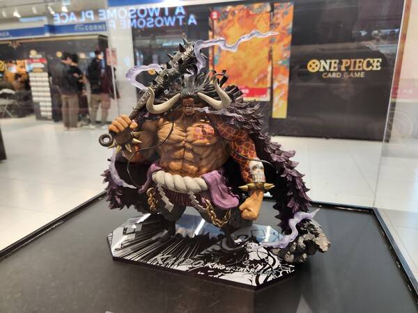 - 백수해적단의 선장 카이도 피규어가 전시돼 있다&nbsp;