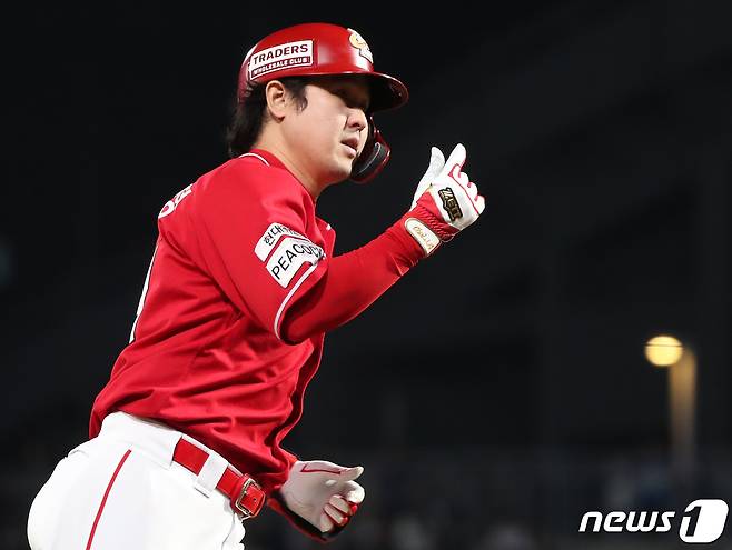 25일 오후 경남 창원NC파크에서 열린 프로야구 '2023 신한은행 SOL KBO 포스트시즌' 준플레이오프 3차전 NC 다이노스와 SSG 랜더스의 경기 2회초 2사 만루 상황 SSG 최정이 만루홈런을 친 뒤 세리머니를 하고 있다. 2023.10.25/뉴스1 ⓒ News1 윤일지 기자