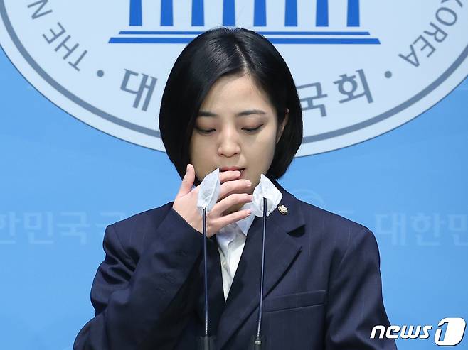 류호정 정의당 의원이 15일 서울 여의도 국회 소통관에서 열린 거취 표명 기자회견에서 "정의당 탈당하고 의원직 내려놓겠다＂고 밝히고 있다. 2024.1.15/뉴스1 ⓒ News1 송원영 기자